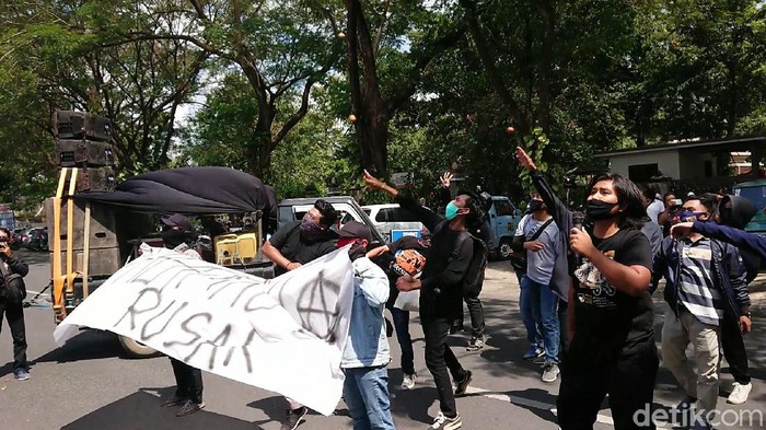 demo tambang pasir liar