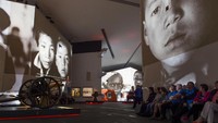 Salah satu obyek menarik di Imperial War Museum North adalahh ruangan virtual di mana wisatawan seakan melintasi timeline konflik sejak perang dunia pertama. (IWM North)