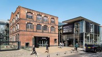 Sedangkan di destinasi Museum of Science and Industry terdapat stasiun penumpang pertama di dunia. Selain itu ada pula galeri tekstil yang menunjukan sejarah, di mana Manchester pernah menjadi pusat internasional industri kapas di dunia.  