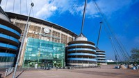 Klub tetangga, Manchester City, juga memiliki markas yang megah, Etihad Stadium. (iStock)