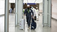 Para jemaah yang tiba di kota Mekkah dibawa langsung menuju lokasi akomodasi mereka dengan keamanan yang ketat. Mereka akan tinggal di sana selama empat hari sebelum memulai ibadah haji. Saudi Ministry of Media via AP.