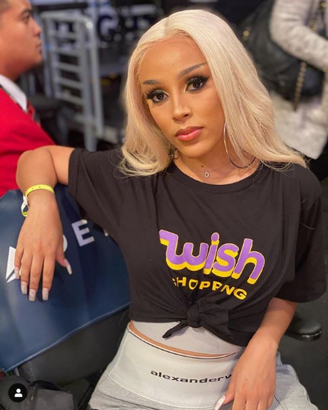 Doja Cat bahkan pernah terang-terangan menantang Corona. Aku akan menghadapi Corona dan aku akan terinfeksi Corona, karena aku tidak peduli tentang Corona, begitu ujarnya di Instagramnya @dojacat yang memiliki lebih dari 6,9 juta followers. Foto: Dok. AFP, Dok. Instagram @dojacat