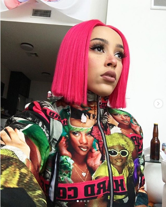 Karya-karya Doja Cat populer di TikTok. Singlenya Say Soy featuring Nicki Minaj jadi soundtrack para pengguna TikTok untuk berjoget. Lirik lagu Say So pun sangat populer di TikTok. Day to night to morning, keep with me in the moment Id let you had I known it, why dont you say so? Didnt even notice, no punches left to roll with You got to keep me focused, you want it, say so, demikian penggalan lirik lagu Say So dari Doja Cat. Foto: Dok. AFP, Dok. Instagram @dojacat