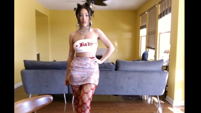 Sebelumnya Doja Cat pernah menyuarakan ketidakpercayaannya pada virus Corona. Dia bahkan menyamakan virus Corona seperti flu. Itu flu. Kamu tinggal minum Mucinex dan minum air, teh dan tidur, hanya perlu itu saja. Kalian semua terlalu takut sama Corona, katanya saat melakukan Instagram Live. Foto: Dok. AFP, Dok. Instagram @dojacat