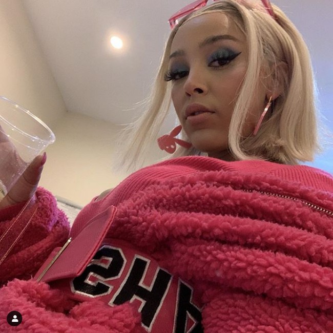 Sejujurnya aku tidak tahu bagaimana ini bisa terjadi tapi sepertinya karena aku memesan sesuatu dengan Postmates (layanan pesan antar) dan aku tidak tahu bagaimana aku bisa mendapatkannya tapi aku mendapatkannya (terinfeksi Corona-red), tutur Doja Cat lagi. Foto: Dok. AFP, Dok. Instagram @dojacat