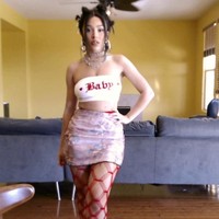 Sebelumnya Doja Cat pernah menyuarakan ketidakpercayaannya pada virus Corona. Dia bahkan menyamakan virus Corona seperti flu. Itu flu. Kamu tinggal minum Mucinex dan minum air, teh dan tidur, hanya perlu itu saja. Kalian semua terlalu takut sama Corona, katanya saat melakukan Instagram Live. Foto: Dok. AFP, Dok. Instagram @dojacat