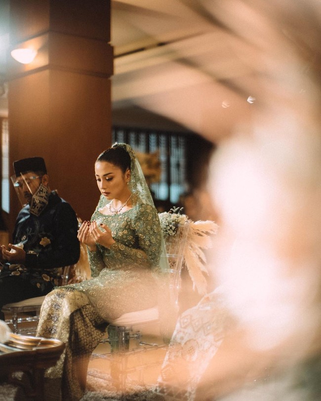 Ia lalu menambahkan aplikasi detail payetan yang menghiasi sekujur kebaya untuk mempertegas kesan elegan. Tidak ketinggalan sebuah kerudung senada sebagai sentuhan akhir yang apik.  (Foto: Dok. Morden.co)