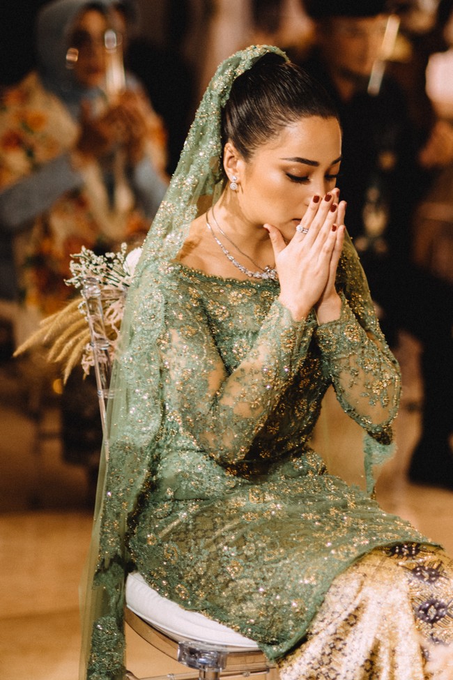 Semua material yang digunakan berasal dari perajin lokal sebagai bentuk dukungan pasangan tersebut untuk mereka. Didiet Maulana mengaku tak ada tantangan berarti yang dihadapi saat membuat busana lamaran Nikita Willy dan Indra Priawan meski waktunya terbilang singkat. Kami buat dalam waktu 1,5 bulan saja, katanya. Ia menambahkan, proses fitting di hari H dilaksanakan sesuai dengan protokol kesehatan. Sebelumnya, kami rapid test dulu, kata Didiet. (Foto: Dok. Morden.co)