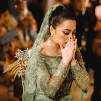 Semua material yang digunakan berasal dari perajin lokal sebagai bentuk dukungan pasangan tersebut untuk mereka. Didiet Maulana mengaku tak ada tantangan berarti yang dihadapi saat membuat busana lamaran Nikita Willy dan Indra Priawan meski waktunya terbilang singkat. Kami buat dalam waktu 1,5 bulan saja, katanya. Ia menambahkan, proses fitting di hari H dilaksanakan sesuai dengan protokol kesehatan. Sebelumnya, kami rapid test dulu, kata Didiet. (Foto: Dok. Morden.co)