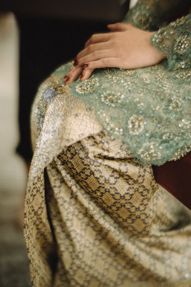 Untuk lamaran Nikita Willy, Didiet dan tim menyiapkan sebuah set kebaya modifikasi dengan inspirasi Minang dan baju kurung yang memiliki bukaan di bagian belakang. Kebaya tersebut dipadukan dengan songket khas Minang dalam palet yang bisa membaurkan perbedaan dua kultur berbeda. Dipilihlah emas muda atau champagne. (Foto: Dok. Morden.co)