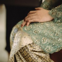 Untuk lamaran Nikita Willy, Didiet dan tim menyiapkan sebuah set kebaya modifikasi dengan inspirasi Minang dan baju kurung yang memiliki bukaan di bagian belakang. Kebaya tersebut dipadukan dengan songket khas Minang dalam palet yang bisa membaurkan perbedaan dua kultur berbeda. Dipilihlah emas muda atau champagne. (Foto: Dok. Morden.co)