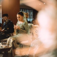 Ia lalu menambahkan aplikasi detail payetan yang menghiasi sekujur kebaya untuk mempertegas kesan elegan. Tidak ketinggalan sebuah kerudung senada sebagai sentuhan akhir yang apik.  (Foto: Dok. Morden.co)