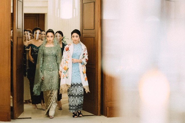 Warna kebayanya sendiri merupakan pilihan Nikita Willy, yakni hijau lembut yang adalah warna favorit perempuan 26 tahun tersebut. Kebetulan aku sedang suka banget mengumpulkan barang antik dan selalu cinta dengan tembikar Celadon, salah satu karya keramik tertua di dunia dan berkembang zaman dinasti Shang di China kira kira 1.500 tahun sebelum Masehi. Warnanya jade atau batu giok sesuai dengan warna yang diinginkan Nikita, ungkap Didiet. (Foto: Dok. Morden.co)