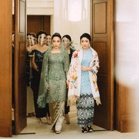 Warna kebayanya sendiri merupakan pilihan Nikita Willy, yakni hijau lembut yang adalah warna favorit perempuan 26 tahun tersebut. Kebetulan aku sedang suka banget mengumpulkan barang antik dan selalu cinta dengan tembikar Celadon, salah satu karya keramik tertua di dunia dan berkembang zaman dinasti Shang di China kira kira 1.500 tahun sebelum Masehi. Warnanya jade atau batu giok sesuai dengan warna yang diinginkan Nikita, ungkap Didiet. (Foto: Dok. Morden.co)