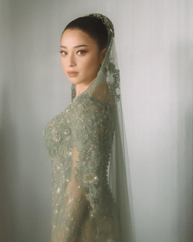 Nikita lah yang punya ide, bahwa untuk busana tunangan ini, mereka ingin merepresentasikan masing-masing budayanya, yaitu Niki dari Padang dan Indra dari Lampung, kata Didiet kepada Wolipop detikcom, Senin (27/7/2020). (Foto: Dok. Morden.co)