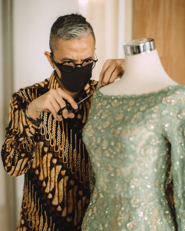 Adalah desainer Didiet Maulana yang merancang busana sejoli tersebut di bawah label premiumnya, Svarna by IKAT Indonesia. Ia mengungkapkan, konsep busana mereka merupakan perpaduan dua adat berbeda, Padang dan Lampung. (Foto: Dok @Morden.co)