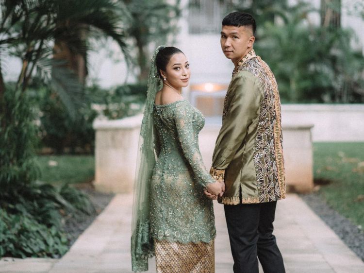 9 Potret Cantiknya Nikita Willy Lamaran Pakai Songket Minang, Rancak Bana!