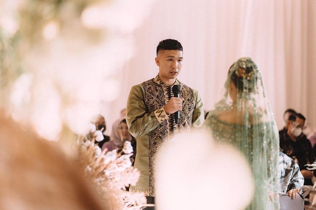 Untuk Indra, Didiet mengeksplor kain tapis dari Lampung untuk atasan bersiluet kemeja lengan tanpa kerah. Kemeja dipadukan dengan celana yang berpotongan sangat chic. Karena posturnya yang tinggi, Indra sangat proporsional dalam menghadirkan motif tapis tersebut, katanya. (Foto: Dok. Morden.co)