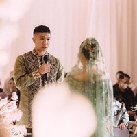 Untuk Indra, Didiet mengeksplor kain tapis dari Lampung untuk atasan bersiluet kemeja lengan tanpa kerah. Kemeja dipadukan dengan celana yang berpotongan sangat chic. Karena posturnya yang tinggi, Indra sangat proporsional dalam menghadirkan motif tapis tersebut, katanya. (Foto: Dok. Morden.co)