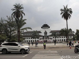 Jabar Hari Ini: Gedung Sate Masih Lockdown-RS Beri Dokter 4 Masker Sebulan