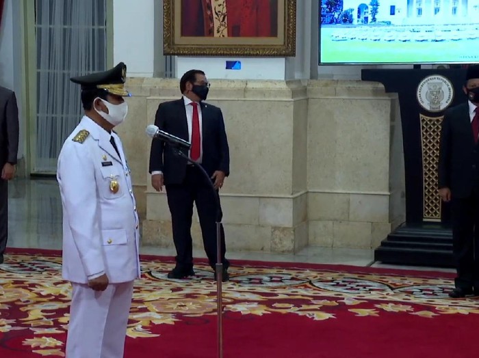 Isdianto dilantik sebagai Gubernur Kepri oleh Presiden Jokowi.