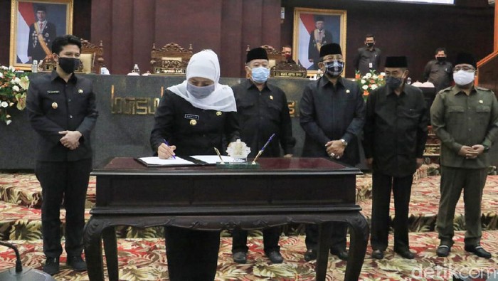 Rancangan Peraturan Daerah (Raperda) tentang perubahan atas Peraturan Daerah Nomor 1 Tahun 2019 tentang Penyelenggaraan Ketenteraman, Ketertiban Umum, dan Pelindungan Masyarakat (Trantibum) telah disahkan. Pengesahan tersebut kemudian dituangkan melalui penandatanganan berita acara persetujuan bersama, antara Gubernur Jatim Khofifah Indar Parawansa dengan pimpinan dewan saat sidang paripurna di Gedung DPRD Jatim.