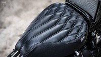 Detail pembaruan lainnya meliputi jok single seat dengan detail jahitan tangan. Foto: Bike Exif