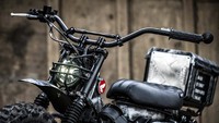 chainguard baru, sistem pencahayaan LED, grille headlamp, dan setang fatbar, dengan kaca spion di ujung. Part modifikasi lainnya adalah konsol instrumen yang diposisikan ulang di atas engine guard sebelah kiri.  K-Speed juga menambahkan pelindung oli/minyak (sump guard) yang lebih kuat, grippier footpegs, dan pijakan kaki samping lebih luas. Tak lupa sebuah top box dipasang untuk membawa akomodasi lebih banyak. Foto: Bike Exif