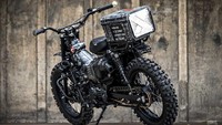  Pekerjaan dilanjutkan dengan pemasangan ban knobby 100/100 R17 dan 90/100 R17. Ban ini sukses menambah tinggi ground clearance sekitar 1,5 inci. Foto: Bike Exif