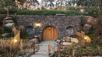 Desain penginapannya juga unik, seperti tempat dengan pemandangan beruang ini (Pairi Diza Resort)