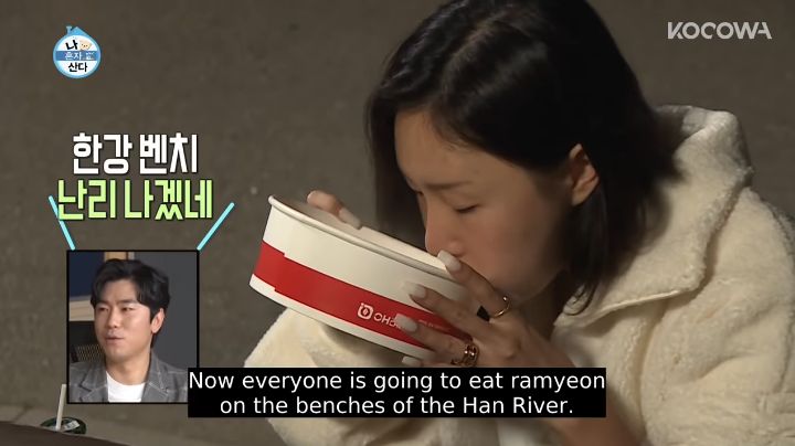 5 Momen Mukbang Hwasa MAMAMOO di 'Home Alone'