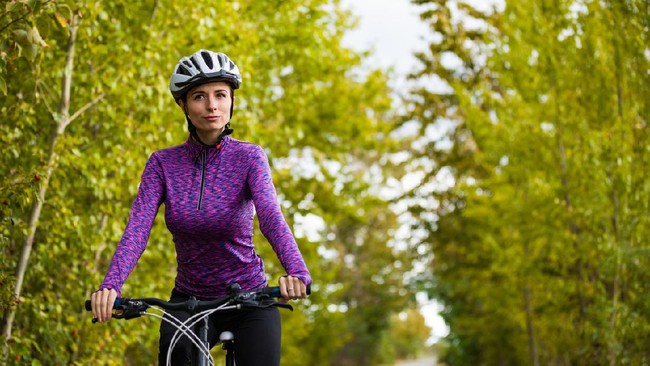 Valencia, Spain; 6th May 2020: People walking and playing sports during the coronavirus pandemic in the time slot allocated by the Government. Walking and individual sport activities are allowed with some limitations and respecting social distancing measures