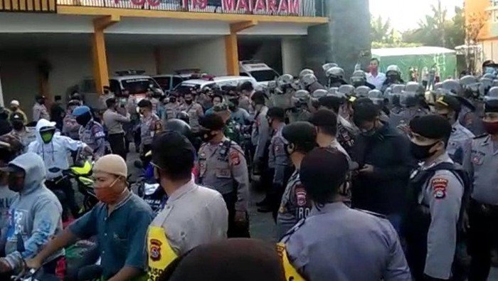 Jenazah pasien positif COVID-19 dijempu paksa di RSUD Mataram, NTB.