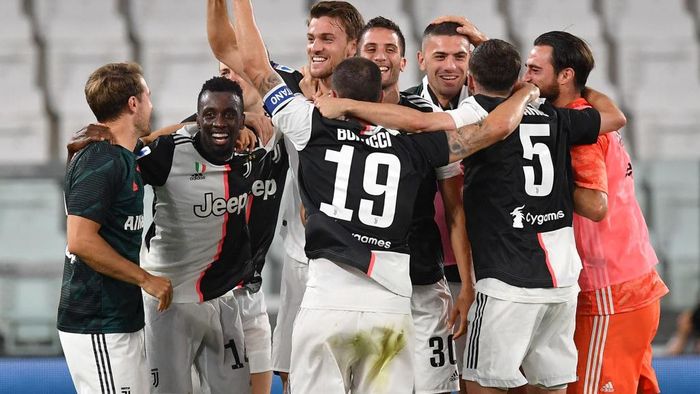 Juventus TURIN, ITALY - JULY 26: Cristiano Ronaldo (C) of Juventus celebrates the opening goal with team mates during the Serie A match between Juventus and UC Sampdoria at Allianz Stadium on July 26, 2020 in Turin, Italy. (Photo by Valerio Pennicino/Getty Images)
