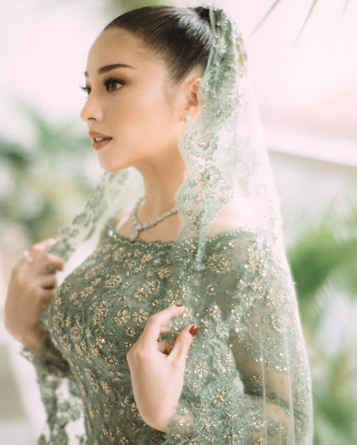 Kebaya lamaran Nikita Willy karya Didiet Maulana