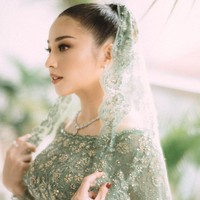 Pendiri label IKAT Indonesia itu lalu memadukan dua budaya tersebut dalam satu warna untuk memberikan kesan senada. Aku ingin menggambarkan bahwa seperti itulah manusia, walau pun berbeda tetapi saling mengapresiasi sehingga untuk menuju satu keselarasan butuh komitmen sebagaimana sepasang kekasih yang ingin membina rumah tangga, terang Didiet. (Foto: Dok. Morden.co)