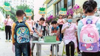 Protokol kesehatan sangat ketat diterapkan di taman kanak-kanak Chongqing, China. Sejumlah anak-anak diperiksa suhu tubunya lalu wajib mencuci tangan saat masuk ke kelas. Anak-anak di China secara bertahap kembali bersekolah termasuk mendorong pratik kebersihan yang baik dan disinfeksi ruang kelas setiap hari.