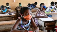 Sejumlah anak-anak menghadiri kelas di sekolah dasar San-Pedro di sebelah barat daya Pantai Gading. Sekolah ditutup imbas pandemi Corona selama beberapa minggu. Pada 18 Mei, kelas kembali dibuka dengan mengedepankan protokol kesehatan seperti mengenakan masker, mencuci tangan dan menjaga jarak fisik.