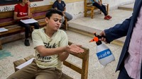 Seorang siswa di sekolah menengah Minia di Mesir tengah mencuci tangan dengan disinfektan. Sebanyajk 360 sekolah di Minia dan Fayoum membantu melindungi 338.259 anak-anak. UNICEF juga melakukan operasi disinfeksi 567 sekolah lain sebelum ujian akhir kelas 12.