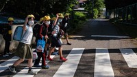 Sejumlah anak-anak di Jepang ramai-ramai menyebrang jalan di zebra cros saat sekolah kembali dibuka pada 5 Juni 2020 lalu. Pada puncak isolasi mandiri pandemi Corona, sekitar 91 persen siswa di seluruh dunia di lebih dari 194 negara tidak bersekolah. Hal ini menyebabkan gangguan pada kehidupan, pembelajaran dan kesejahteraan anak-anak.