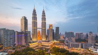Para ekspatriat mempertimbangkan segalanya hingga terpilihlah Kuala Lumpur sebagai kota terbaik untuk tahun 2022. Kuala Lumpur di posisi pertama dengan skor 6,62 (Foto: Getty Images/iStockphoto/Rat0007)