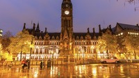 Manchester juga memiliki spot menarik. Salah satunya balai kota Manchester. Balai Kota Manchester adalah bangunan kota bergaya Victoria dan bergaya neo-gotik di Manchester, Inggris. Bangunan ini berdiri sejak 1877.  (Getty Images/iStockphoto/benkrut)