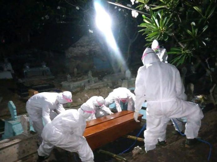 Seorang mantri desa di Magetan meninggal dunia. Ia meninggal dengan status positif COVID-19.