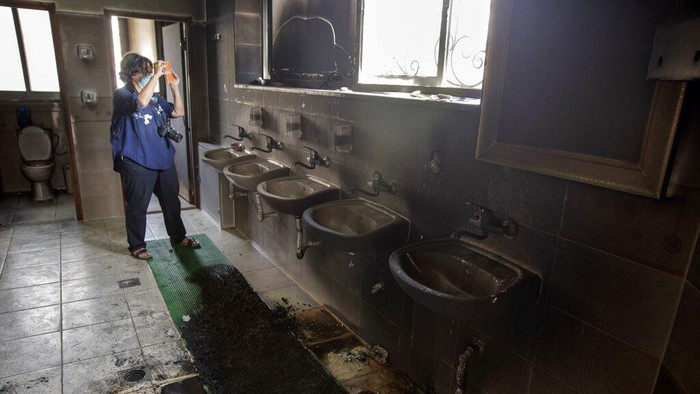 Masjid di Palestina Jadi Sasaran Pembakaran dan Vandalisme Sebuah masjid yang berada di kawasan Tepi Barat, Palestina, menjadi sasaran pembakaran orang tak dikenal. Masjid itu pun turut jadi sasaran aksi vandalisme.