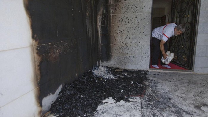Masjid di Palestina Jadi Sasaran Pembakaran dan Vandalisme Sebuah masjid yang berada di kawasan Tepi Barat, Palestina, menjadi sasaran pembakaran orang tak dikenal. Masjid itu pun turut jadi sasaran aksi vandalisme.