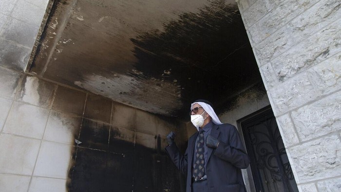 Masjid di Palestina Jadi Sasaran Pembakaran dan Vandalisme Sebuah masjid yang berada di kawasan Tepi Barat, Palestina, menjadi sasaran pembakaran orang tak dikenal. Masjid itu pun turut jadi sasaran aksi vandalisme.