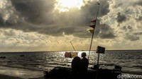 Prajurit Satuan Komando Pasukan Katak (Sat Kopaska) TNI AL melakukan infiltrasi di Pantai Todak Dabo Singkep, Kepulauan Riau, Jumat (24/7/2020). 