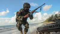 Prajurit Satuan Komando Pasukan Katak (Sat Kopaska) TNI AL melakukan infiltrasi di Pantai Todak Dabo Singkep, Kepulauan Riau, Jumat (24/7/2020). 