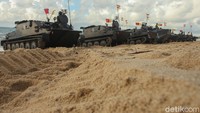 Para pasukan TNI AL datang menggunakan tank dan langsung menyerbu pulau yang seolah dikuasai lawan.