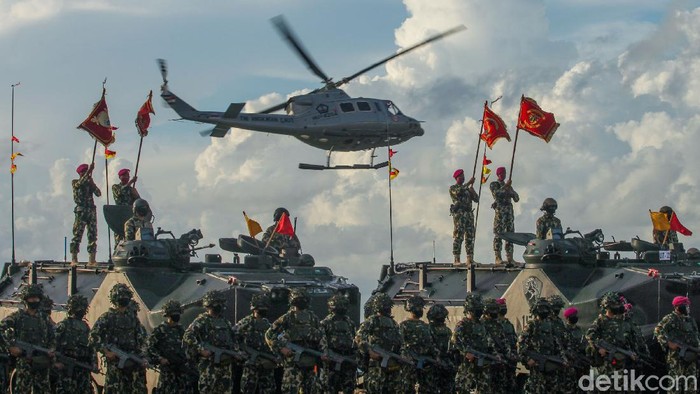 Melihat Lagi Latihan Perang TNI AL Ribuan prajurit TNI AL gelar latihan perang di Pulau Dabo Singkep, Kepulauan Riau, Jumat (24/7) lalu. Yuk lihat kesigapan Sat Kopaska TNI AL mengamankan wilayah Indonesia.